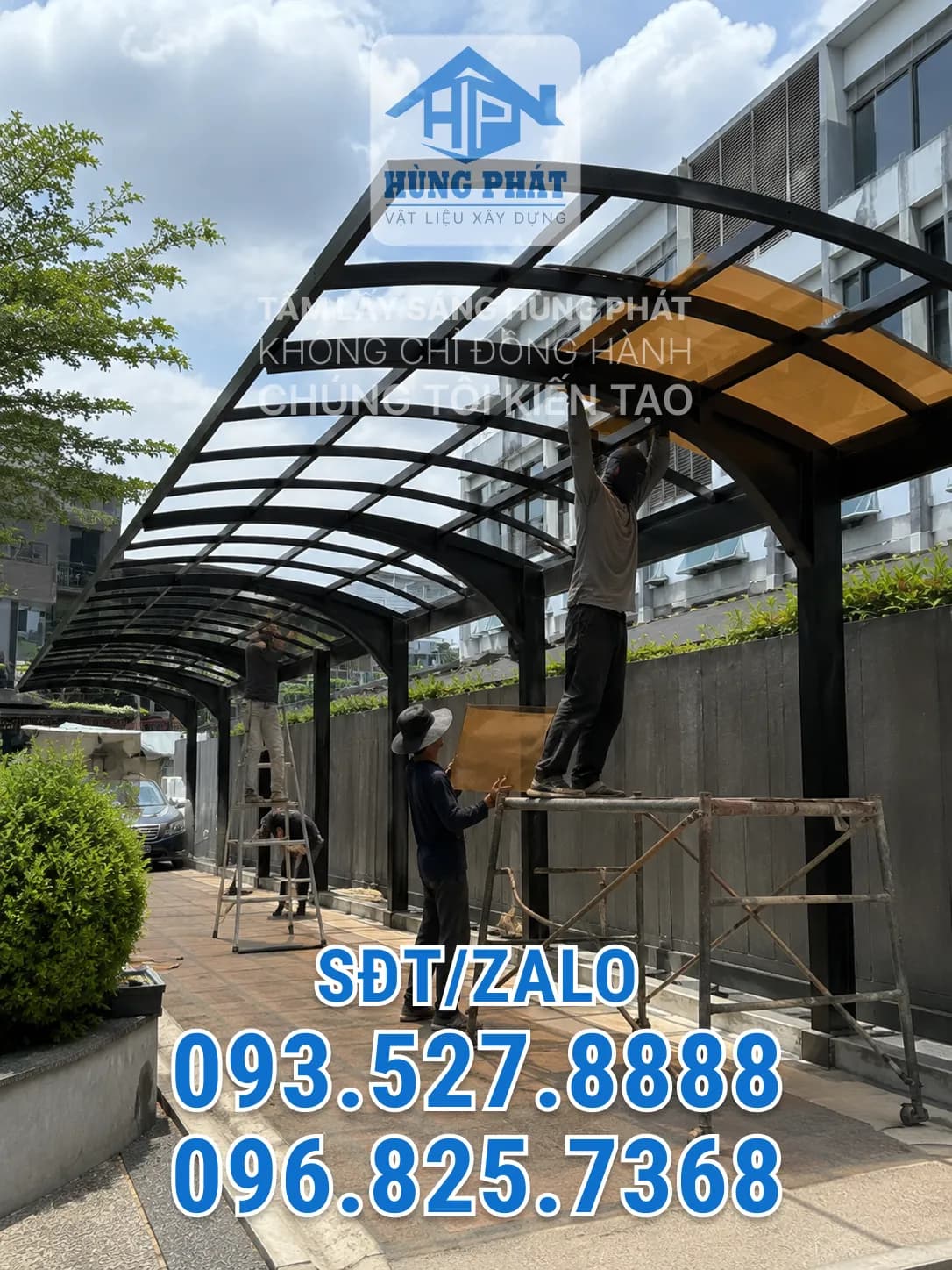 Thợ đang lắp đặt tấm lấy sáng màu hổ phách lên khung thép cong của mái che lối đi ô tô