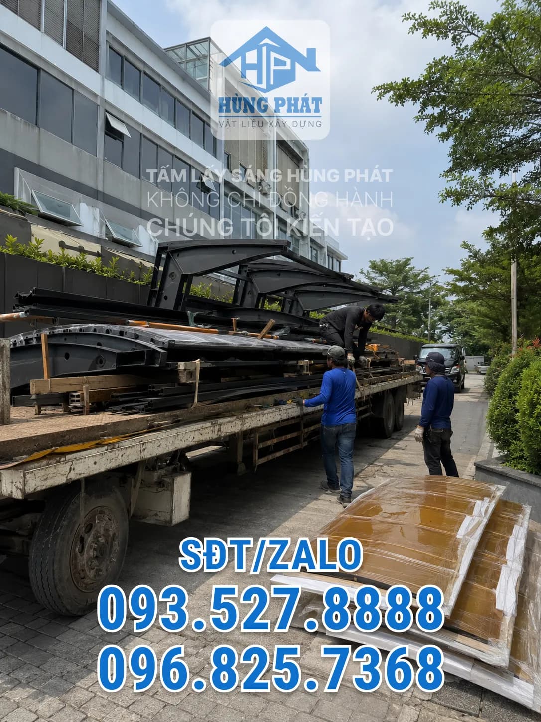 Vận chuyển khung thép và tấm lấy sáng màu hổ phách đến công trình mái che ở Bình Dương