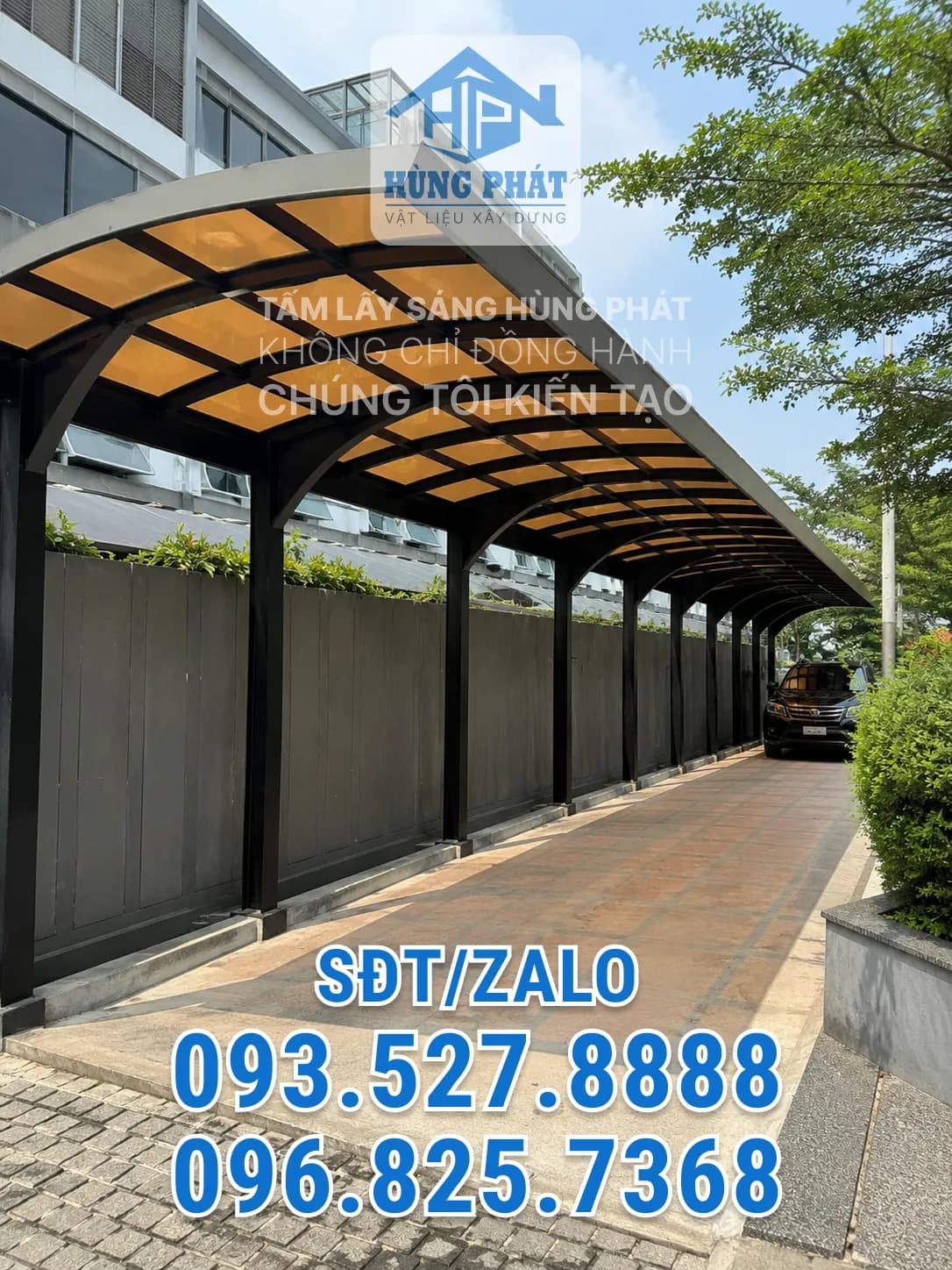 Góc nghiêng mái che khung thép cong sử dụng tấm lấy sáng màu hổ phách sau khi hoàn thiện