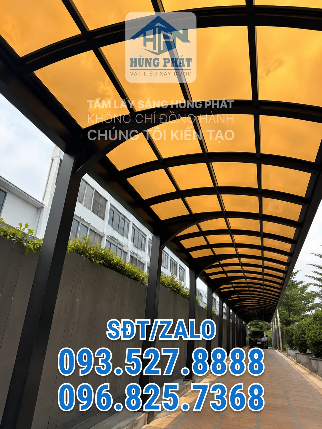 Toàn bộ mái che lấy sáng màu hổ phách nhìn chính diện từ đầu lối đi ô tô