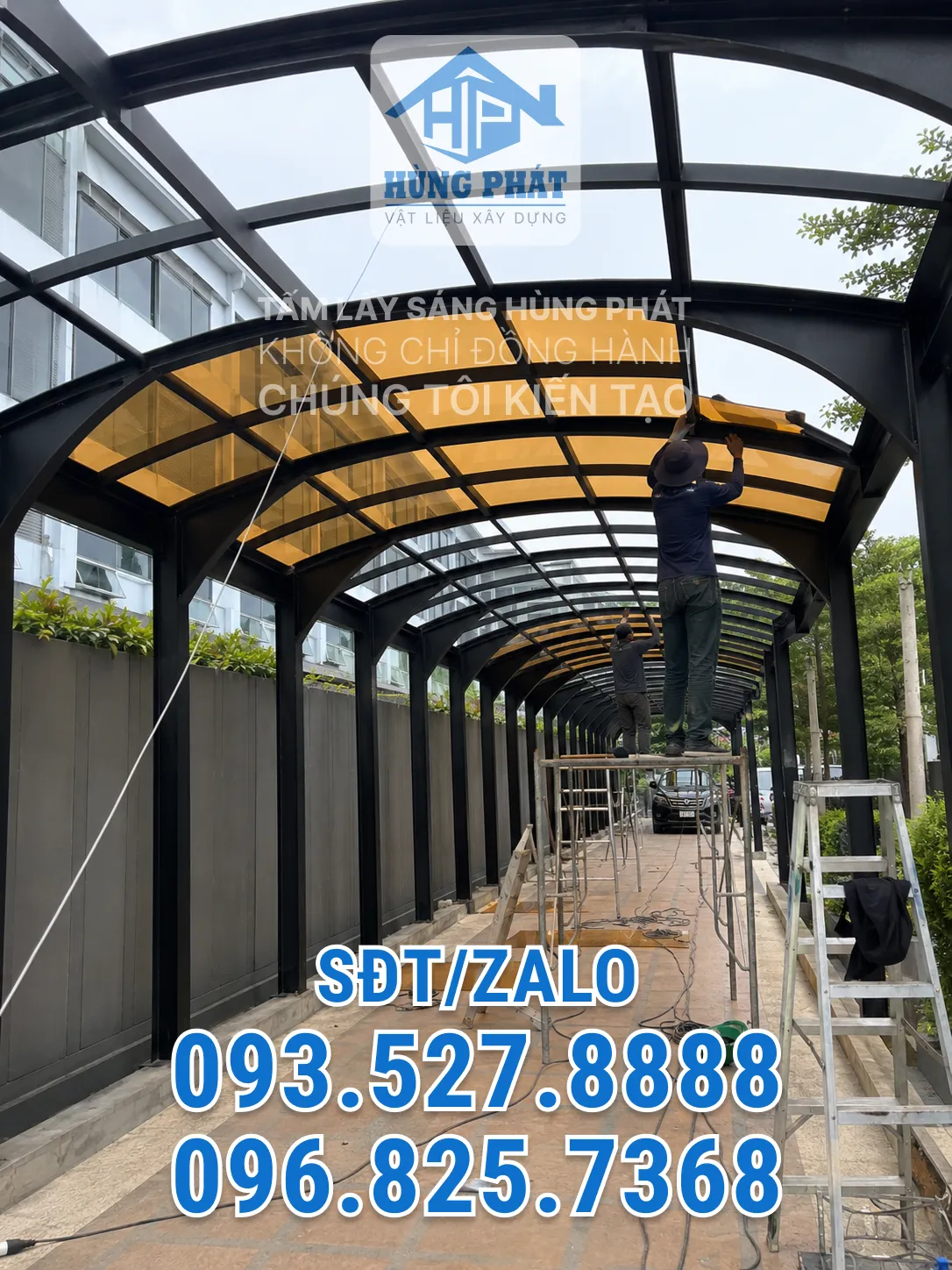 Ánh sáng xuyên qua tấm lấy sáng màu hổ phách bên trong mái che khung thép cong