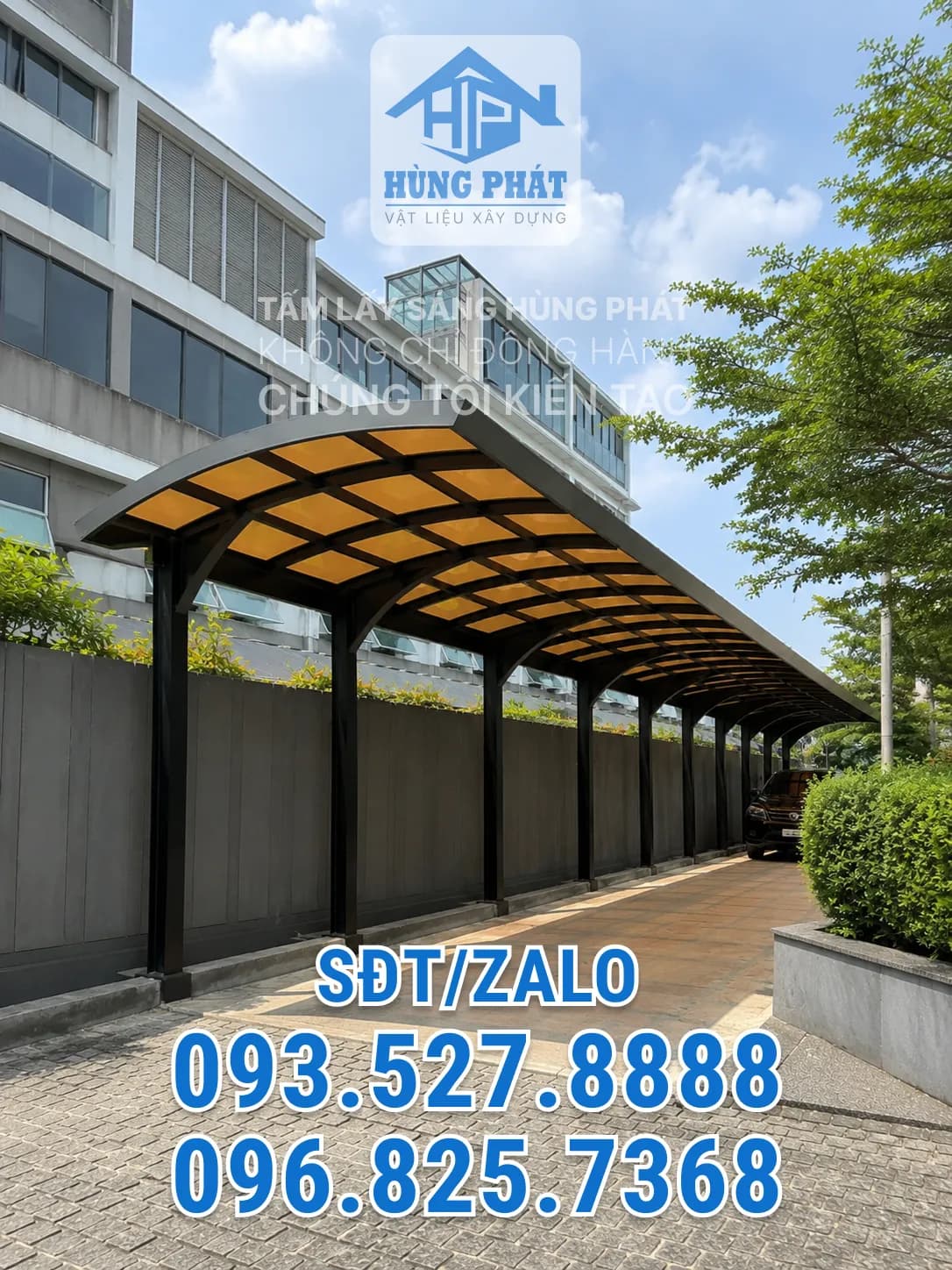 Mái che lối đi ô tô hoàn thiện với tấm lấy sáng màu hổ phách và khung thép sơn đen tại Bình Dương