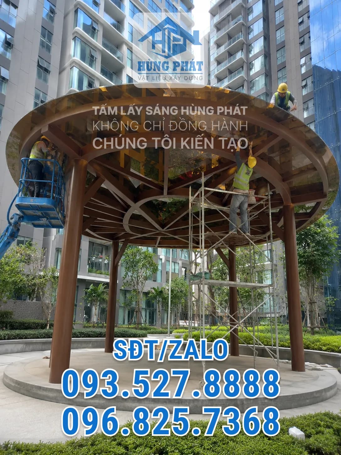 Không gian dưới mái che tấm lấy sáng khuôn viên chung cư với ánh sáng tự nhiên chan hòa