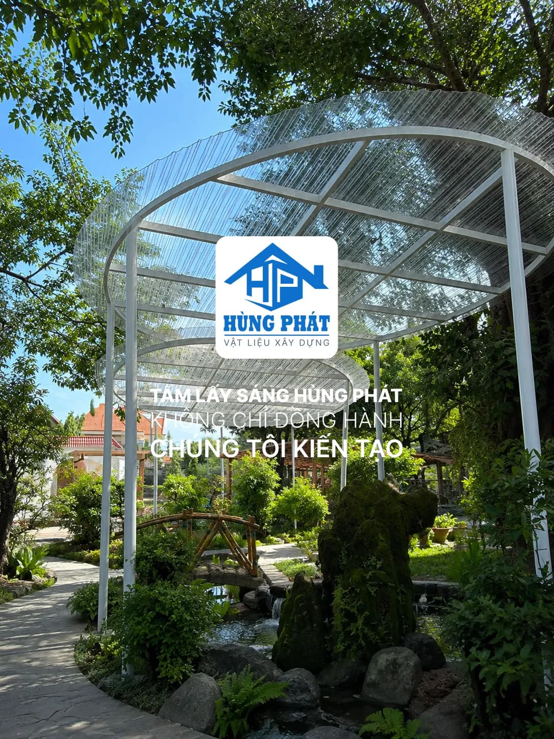 Toàn cảnh khu vườn cảnh thiên nhiên nghệ thuật với mái che tấm lấy sáng polycarbonate