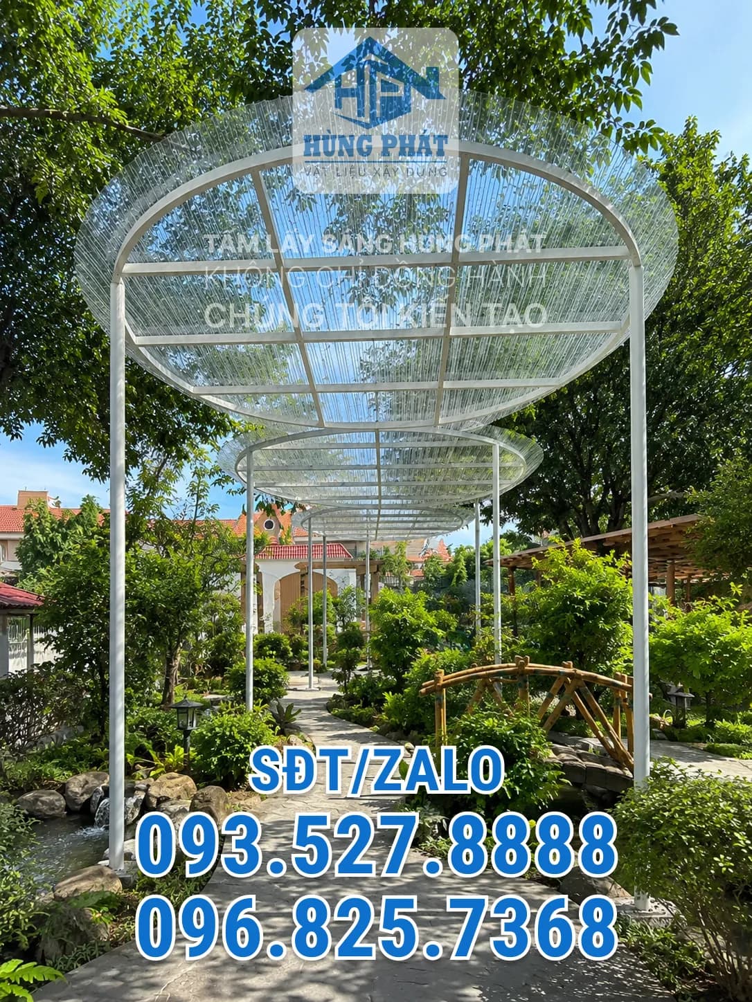 Khung thép và kết cấu mái che đang được dựng trong khu vườn cảnh nghệ thuật