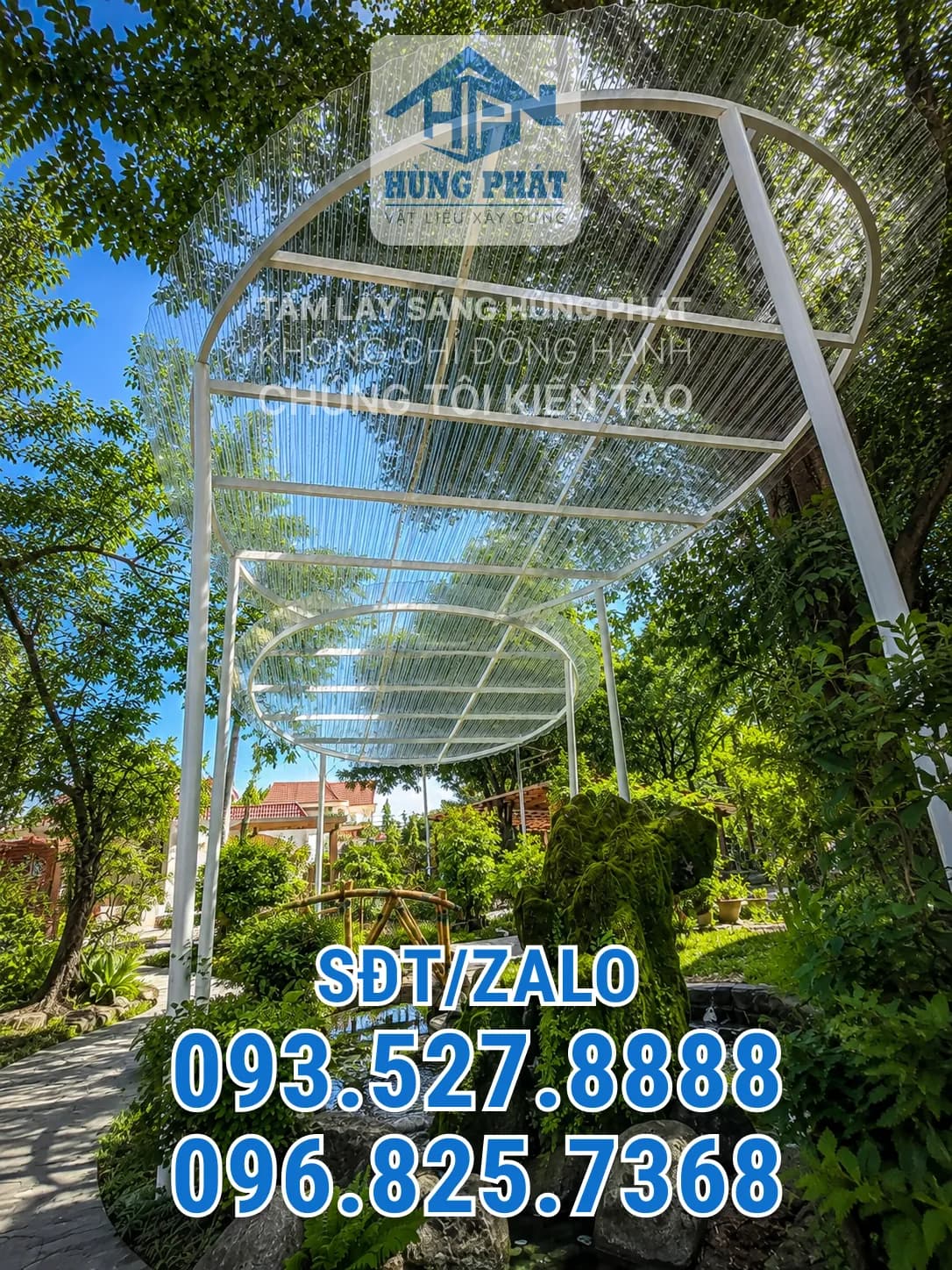 Tấm lấy sáng polycarbonate được lắp đặt lên khung thép mái che khu vườn cảnh