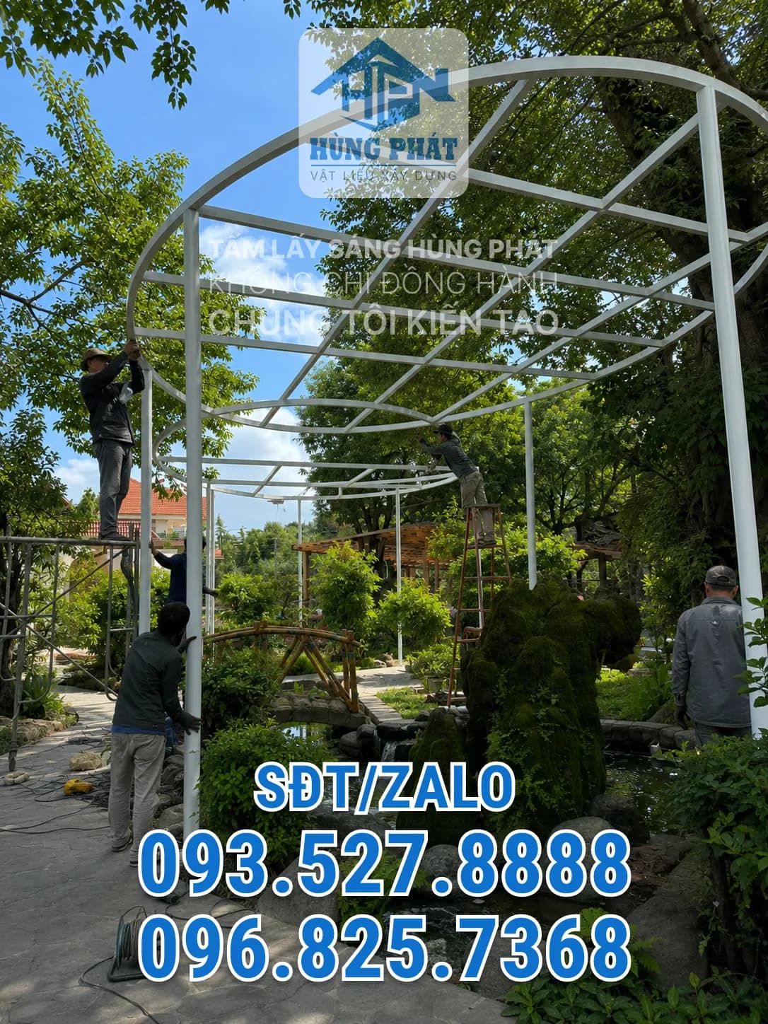 Toàn cảnh vườn cảnh nghệ thuật nhìn từ góc cao với mái che polycarbonate trong suốt