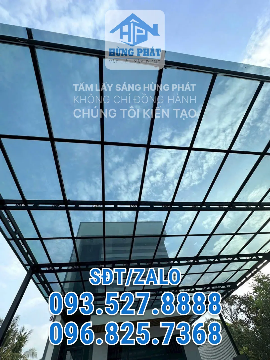 Tấm polycarbonate nguyên khổ lớn được vận chuyển và tập kết tại công trình resort Long Hải