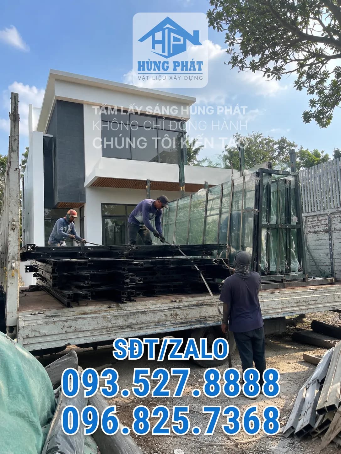 Đội thợ tiến hành đo đạc và canh chỉnh vị trí đặt tấm polycarbonate lên khung mái hiên