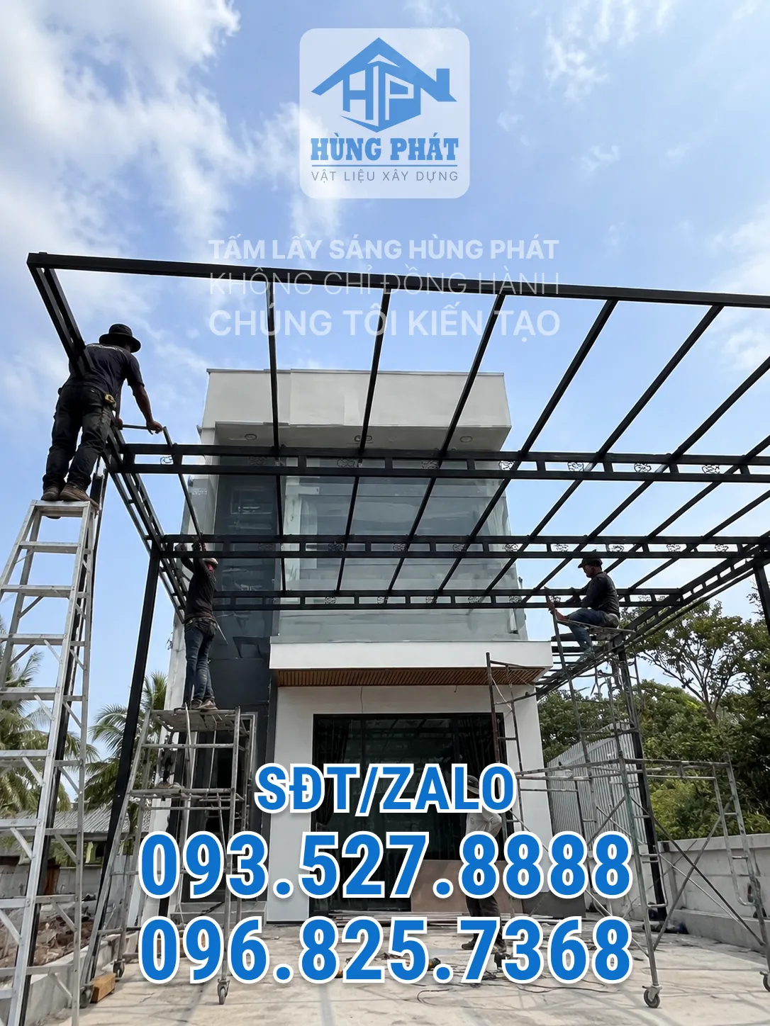 Cận cảnh quá trình lắp đặt tấm lấy sáng polycarbonate lên khung thép mái hiên resort