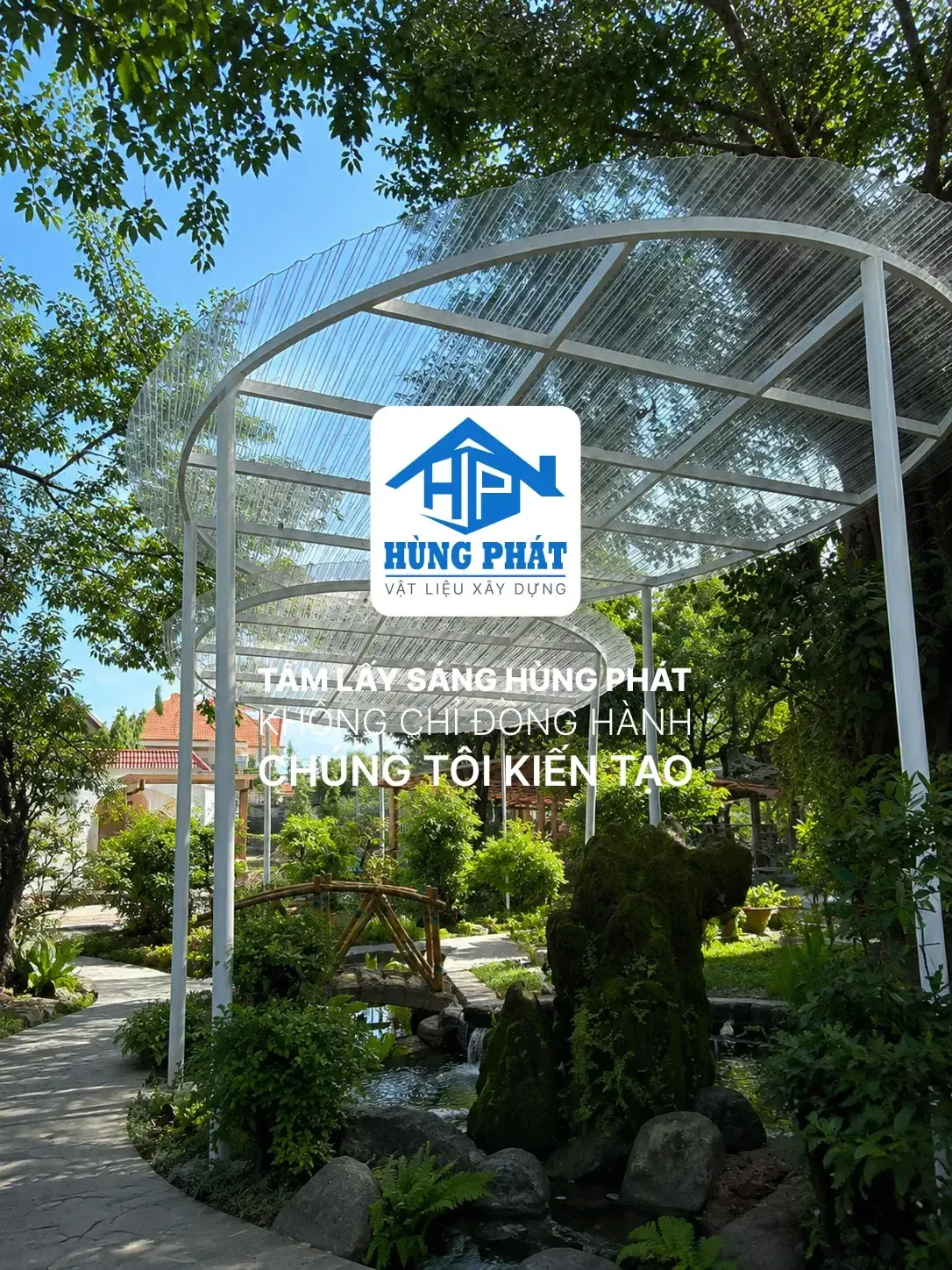 Toàn cảnh khu vườn cảnh thiên nhiên nghệ thuật với mái che tấm lấy sáng polycarbonate