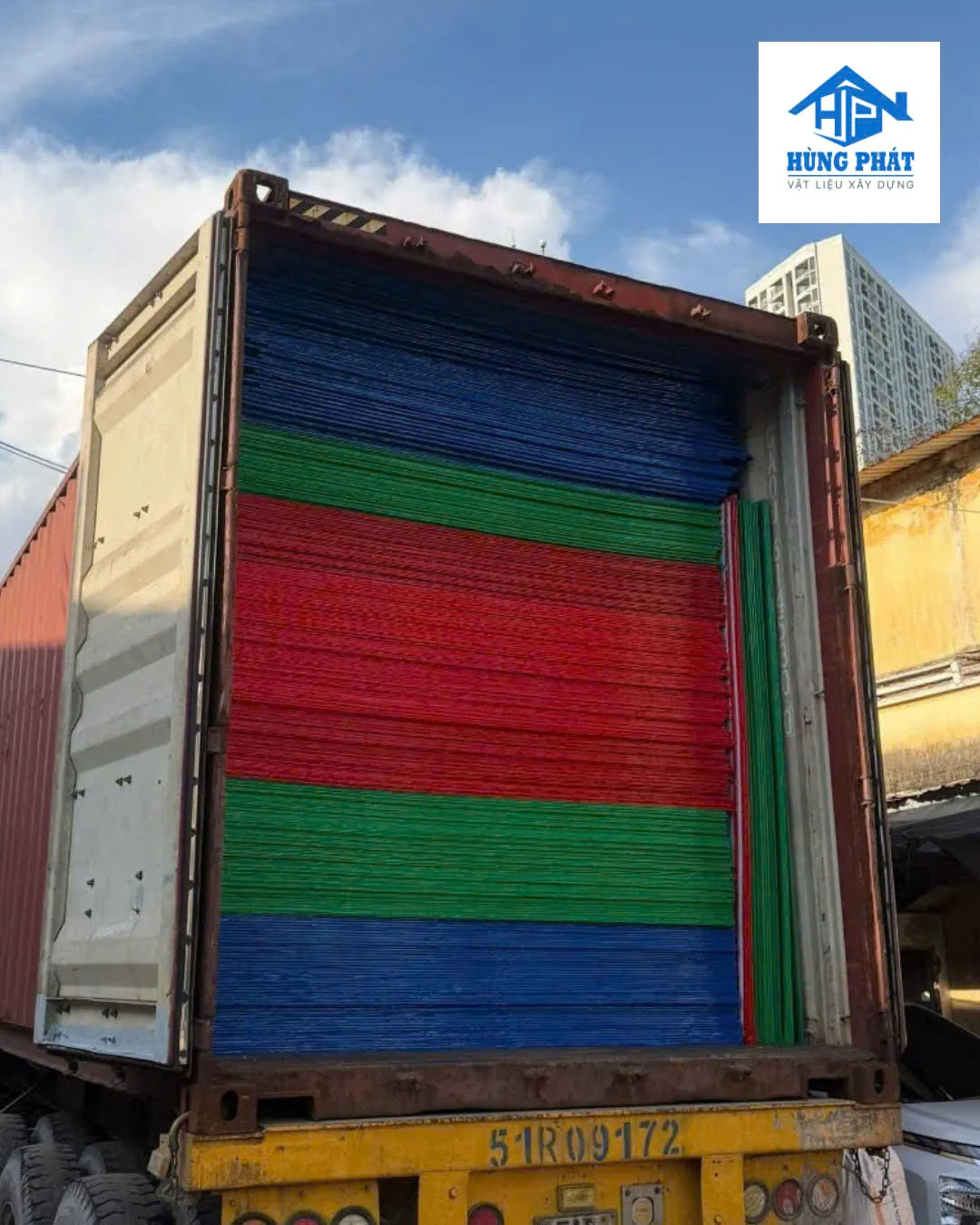 Tấm poly rỗng màu xanh dương, đỏ, xanh lá xếp trong container