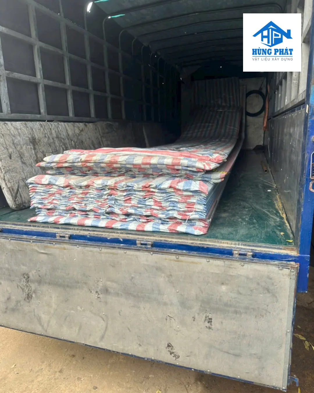 Xe tải chở tấm poly rỗng chuẩn bị giao hàng