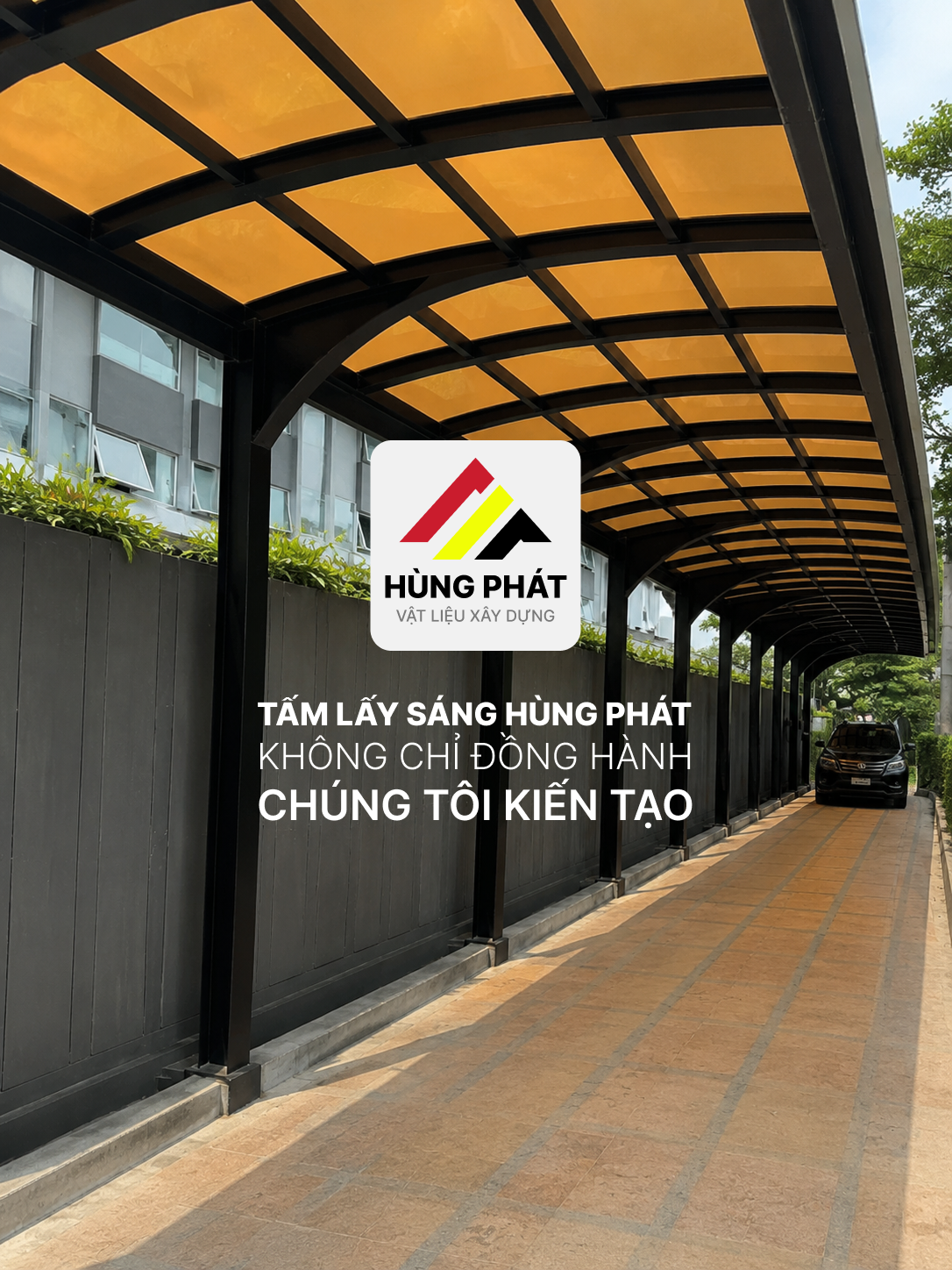 Toàn cảnh mái che lối đi ô tô dùng tấm lấy sáng màu hổ phách tại Bình Dương
